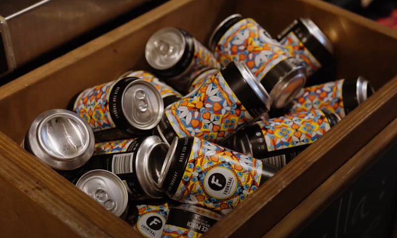 Veel Frontaal bierblikjes in een kist